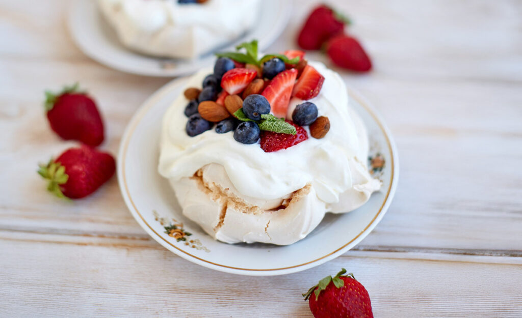 5 INGREDIENTES PARA PREPARAR UNA PAVLOVA: MERENGUE, CREMA Y FRUTOS ROJOS