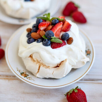 Foto de 5 INGREDIENTES PARA PREPARAR UNA PAVLOVA: MERENGUE, CREMA Y FRUTOS ROJOS